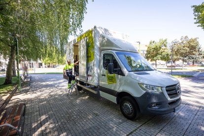 Los burgaleses se acercan al vehículo para depositar pequeños electrodomésticos, móviles antiguos o piezas informáticas.