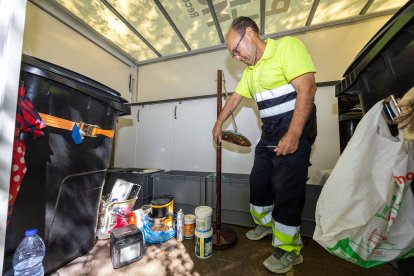 Los burgaleses se acercan al vehículo para depositar pequeños electrodomésticos, móviles antiguos o piezas informáticas.