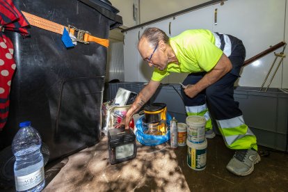 Los burgaleses se acercan al vehículo para depositar pequeños electrodomésticos, móviles antiguos o piezas informáticas.