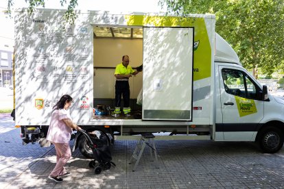 Los burgaleses se acercan al vehículo para depositar pequeños electrodomésticos, móviles antiguos o piezas informáticas.