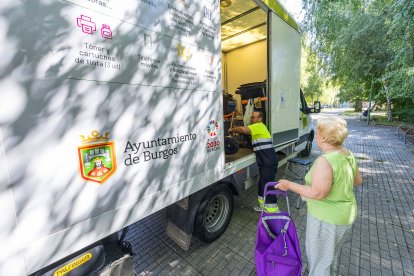 Los burgaleses se acercan al vehículo para depositar pequeños electrodomésticos, móviles antiguos o piezas informáticas.