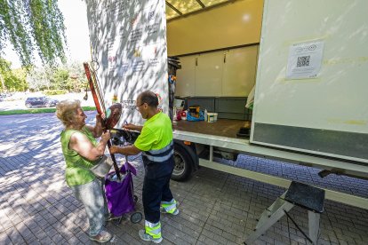 Los burgaleses se acercan al vehículo para depositar pequeños electrodomésticos, móviles antiguos o piezas informáticas.