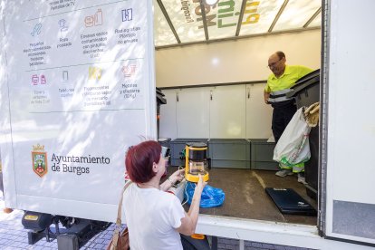 Los burgaleses se acercan al vehículo para depositar pequeños electrodomésticos, móviles antiguos o piezas informáticas.
