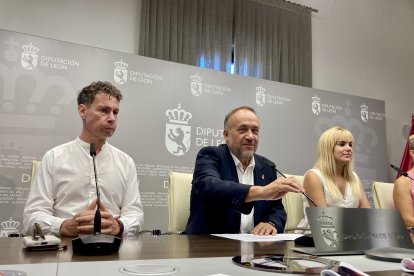 El presidente de la Diputación de León, Gerardo Álvarez Courel, presenta la X Xamascada Campeonatos de Europa Alpino en Línea acompañado por el alcalde de Villablino, Mario Rivas, el secretario general de la Real Federación Española de Patinaje, Manuel Moreno Juristo; y el director deportivo del Club Leitariegos y de la competición, Julio Anel Martin-Granizo