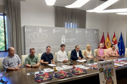 El presidente de la Diputación de León, Gerardo Álvarez Courel, presenta la X Xamascada Campeonatos de Europa Alpino en Línea acompañado por el alcalde de Villablino, Mario Rivas, el secretario general de la Real Federación Española de Patinaje, Manuel Moreno Juristo; y el director deportivo del Club Leitariegos y de la competición, Julio Anel Martin-Granizo