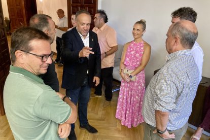 El presidente de la Diputación de León, Gerardo Álvarez Courel, presenta la X Xamascada Campeonatos de Europa Alpino en Línea acompañado por el alcalde de Villablino, Mario Rivas, el secretario general de la Real Federación Española de Patinaje, Manuel Moreno Juristo; y el director deportivo del Club Leitariegos y de la competición, Julio Anel Martin-Granizo