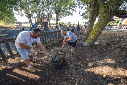 Vecinos de Villatoro limpian el entorno de un parque del barrio.