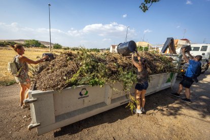 Vecinos de Villatoro limpian el entorno de un parque del barrio.