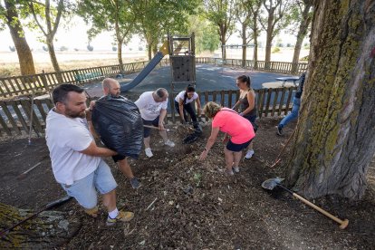 Vecinos de Villatoro limpian el entorno de un parque del barrio.
