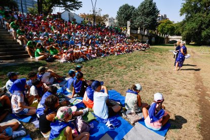 La alcaldesa y la concejal de Servicios Sociales se dirigen a los niños.