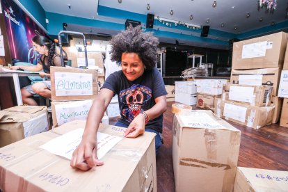 Cajas ya empaquetadas en Glamour VIP para las víctimas del terremoto de Colombia.