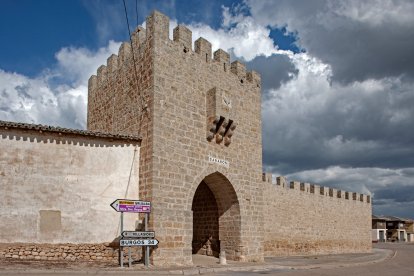 Imagen de la muralla y una de las puertas que se conservan.