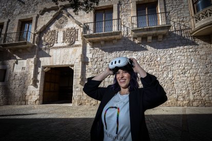Vanesa con su prototipo de gafas.