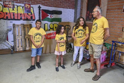 Eduardo Heras, presidente de la Asociación Burgalesa de Amigos del Pueblo Saharaui, junto a Libertad Pedraza y los niños Ayub y Wahba Neymuna
