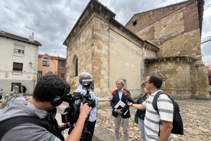 El director general de Patrimonio Cultural, José Ramón Sola, visita la iglesia del Mercado en León