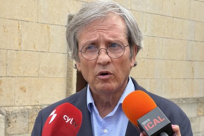 El director general de Patrimonio Cultural, José Ramón Sola, visita la iglesia del Mercado en León
