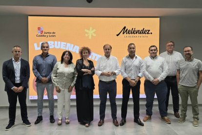 El consejero de Agricultura, Ganadería, Medio Rural y Política Ambiental de la Junta de Castilla y León, Joaquín Antonio Pino, visita las instalaciones de Patatas Meléndez en Medina del Campo (Valladolid)