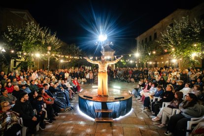 La compañía de Valladolid El Trío Caracol durante la representación de «Verano del 69 o el guateque que nunca fue», galardonado con el premio al Mejor Espectáculo de Calle de la Feria de Teatro de Castilla y León.
