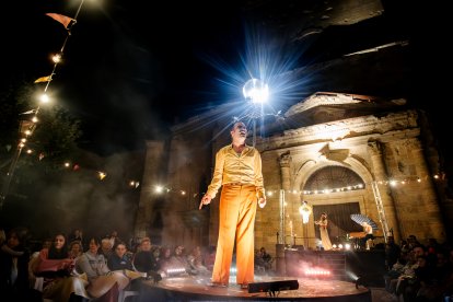 La compañía de Valladolid El Trío Caracol durante la representación de «Verano del 69 o el guateque que nunca fue», galardonado con el premio al Mejor Espectáculo de Calle de la Feria de Teatro de Castilla y León.