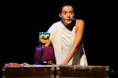 La compañía portuguesa Rodopio D’Ideias durante la representación de «El Fado de Ulises», galardonado con el premio al Mejor Espectáculo Infantil-Familiar en la Feria de Teatro de Castilla y León.