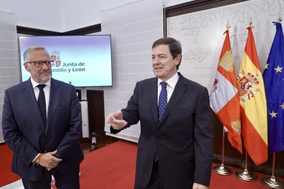 El presidente de la Junta de Castilla y León, Alfonso Fernández Mañueco, acompañado por el vicepresidente primero y consejero de Desregulación, Familia y Ayudas Sociales, Carlos Pollán, presenta las principales novedades de la Ley de Medidas Tributarias, Financieras y Administrativas para 2027.