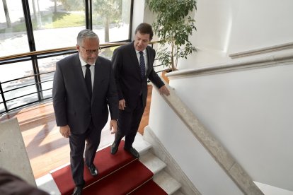 El presidente de la Junta de Castilla y León, Alfonso Fernández Mañueco, acompañado por el vicepresidente primero y consejero de Desregulación, Familia y Ayudas Sociales, Carlos Pollán, presenta las principales novedades de la Ley de Medidas Tributarias, Financieras y Administrativas para 2027.