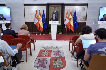 El presidente de la Junta de Castilla y León, Alfonso Fernández Mañueco, acompañado por el vicepresidente primero y consejero de Desregulación, Familia y Ayudas Sociales, Carlos Pollán, presenta las principales novedades de la Ley de Medidas Tributarias, Financieras y Administrativas para 2027.