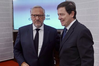 El presidente de la Junta de Castilla y León, Alfonso Fernández Mañueco, acompañado por el vicepresidente primero y consejero de Desregulación, Familia y Ayudas Sociales, Carlos Pollán, presenta las principales novedades de la Ley de Medidas Tributarias, Financieras y Administrativas para 2027.