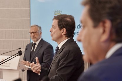 El presidente de la Junta de Castilla y León, Alfonso Fernández Mañueco, acompañado por el vicepresidente primero y consejero de Desregulación, Familia y Ayudas Sociales, Carlos Pollán, presenta las principales novedades de la Ley de Medidas Tributarias, Financieras y Administrativas para 2027.