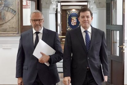El presidente de la Junta de Castilla y León, Alfonso Fernández Mañueco, acompañado por el vicepresidente primero y consejero de Desregulación, Familia y Ayudas Sociales, Carlos Pollán, presenta las principales novedades de la Ley de Medidas Tributarias, Financieras y Administrativas para 2027.