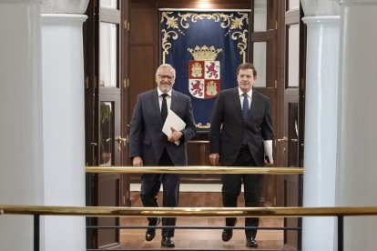El presidente de la Junta de Castilla y León, Alfonso Fernández Mañueco, acompañado por el vicepresidente primero y consejero de Desregulación, Familia y Ayudas Sociales, Carlos Pollán, presenta las principales novedades de la Ley de Medidas Tributarias, Financieras y Administrativas para 2027.