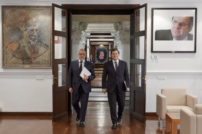 El presidente de la Junta de Castilla y León, Alfonso Fernández Mañueco, acompañado por el vicepresidente primero y consejero de Desregulación, Familia y Ayudas Sociales, Carlos Pollán, presenta las principales novedades de la Ley de Medidas Tributarias, Financieras y Administrativas para 2027.