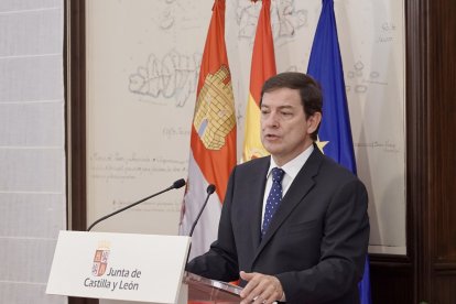 El presidente de la Junta de Castilla y León, Alfonso Fernández Mañueco, acompañado por el vicepresidente primero y consejero de Desregulación, Familia y Ayudas Sociales, Carlos Pollán, presenta las principales novedades de la Ley de Medidas Tributarias, Financieras y Administrativas para 2027.