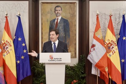 El presidente de la Junta de Castilla y León, Alfonso Fernández Mañueco, acompañado por el vicepresidente primero y consejero de Desregulación, Familia y Ayudas Sociales, Carlos Pollán, presenta las principales novedades de la Ley de Medidas Tributarias, Financieras y Administrativas para 2027.