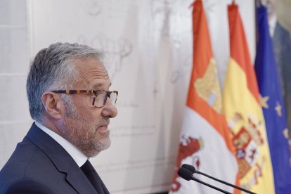 El vicepresidente primero y consejero de Desregulación, Familia y Ayudas Sociales, Carlos Pollán, presenta las principales novedades de la Ley de Medidas Tributarias, Financieras y Administrativas para 2027.