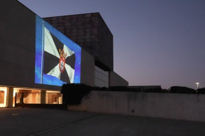 La bandera de Ceuta proyectada en la fachada de las Cortes