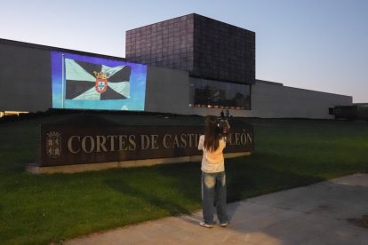 La bandera de Ceuta proyectada en la fachada de las Cortes