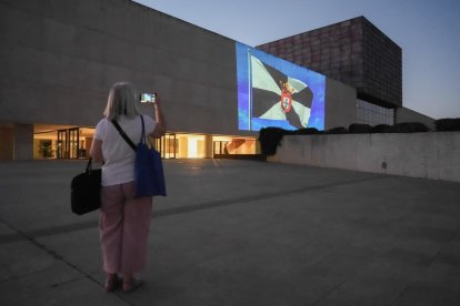 La bandera de Ceuta proyectada en la fachada de las Cortes