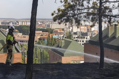 Imagen de las labores de extinción del fuego.