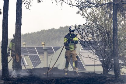 Imagen de las labores de extinción del fuego.