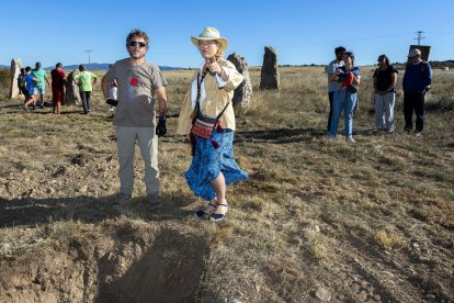 Menhir en Atapuerca en homenaje a Miguel de la Quadra-Salcedo y la Ruta Quetzal.