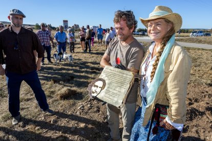 Menhir en Atapuerca en homenaje a Miguel de la Quadra-Salcedo y la Ruta Quetzal.