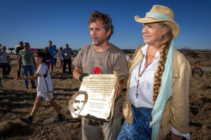 Menhir en Atapuerca en homenaje a Miguel de la Quadra-Salcedo y la Ruta Quetzal.
