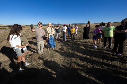 Menhir en Atapuerca en homenaje a Miguel de la Quadra-Salcedo y la Ruta Quetzal.