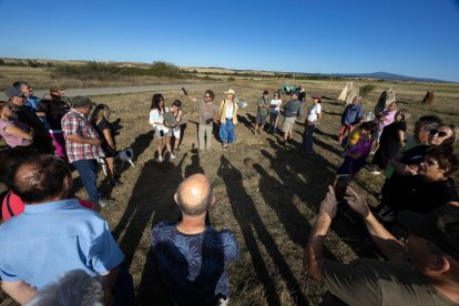 Menhir en Atapuerca en homenaje a Miguel de la Quadra-Salcedo y la Ruta Quetzal.