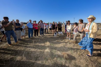 Menhir en Atapuerca en homenaje a Miguel de la Quadra-Salcedo y la Ruta Quetzal.
