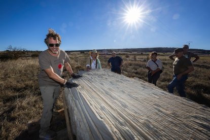 Menhir en Atapuerca en homenaje a Miguel de la Quadra-Salcedo y la Ruta Quetzal.