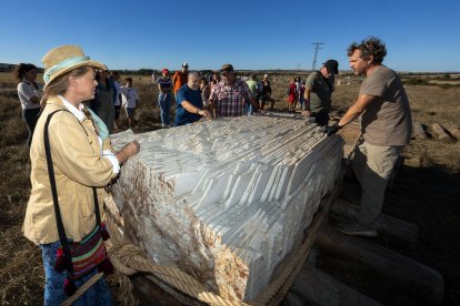 Menhir en Atapuerca en homenaje a Miguel de la Quadra-Salcedo y la Ruta Quetzal.