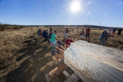 Menhir en Atapuerca en homenaje a Miguel de la Quadra-Salcedo y la Ruta Quetzal.