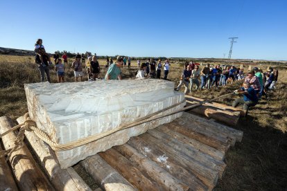 Menhir en Atapuerca en homenaje a Miguel de la Quadra-Salcedo y la Ruta Quetzal.